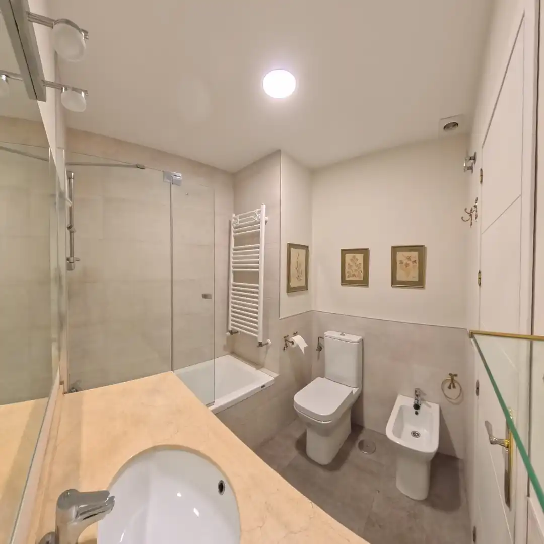 Baño de Piso en venta en Sevilla con Aire acondicionado, Calefacción y Trastero