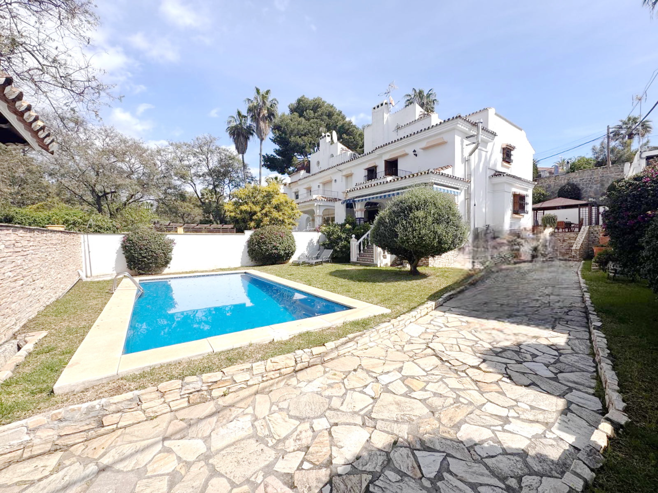 Vista exterior de Casa adosada en venda en Marbella amb Aire condicionat, Jardí privat i Terrassa