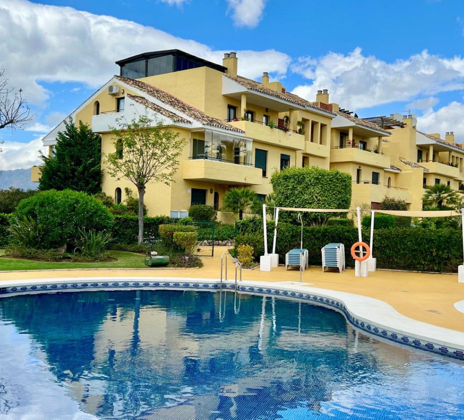 Vista exterior de Pis en venda en Estepona amb Terrassa, Traster i Moblat