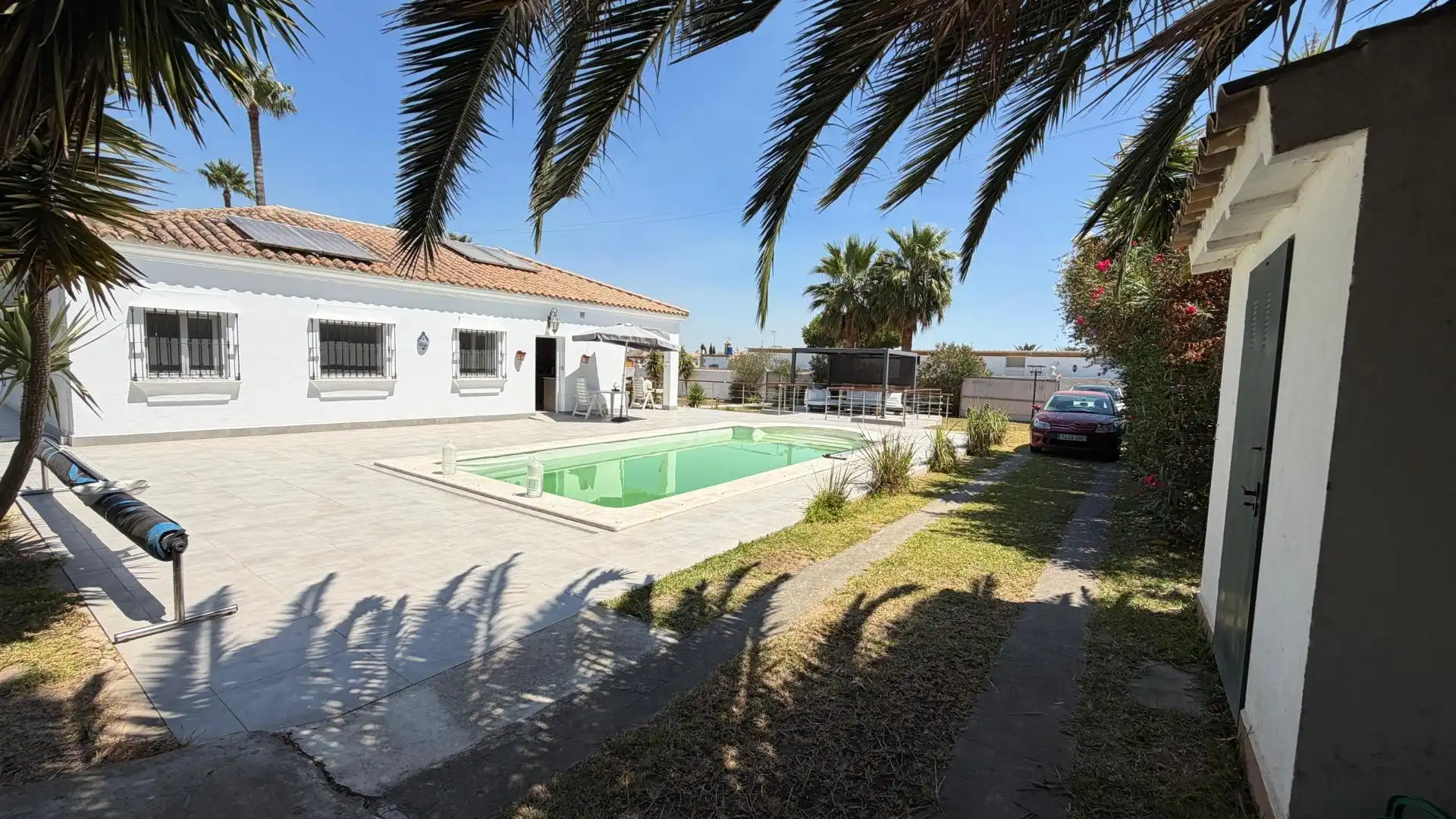 Vista exterior de Casa o xalet en venda en Chiclana de la Frontera amb Aire condicionat, Calefacció i Jardí privat