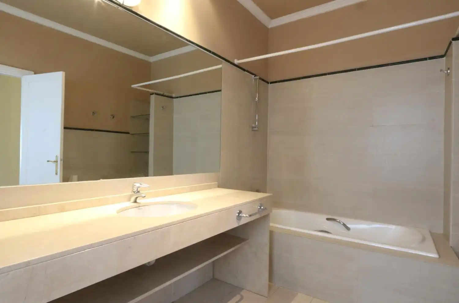 Bathroom of Flat for sale in Madrid  with Air Conditioner