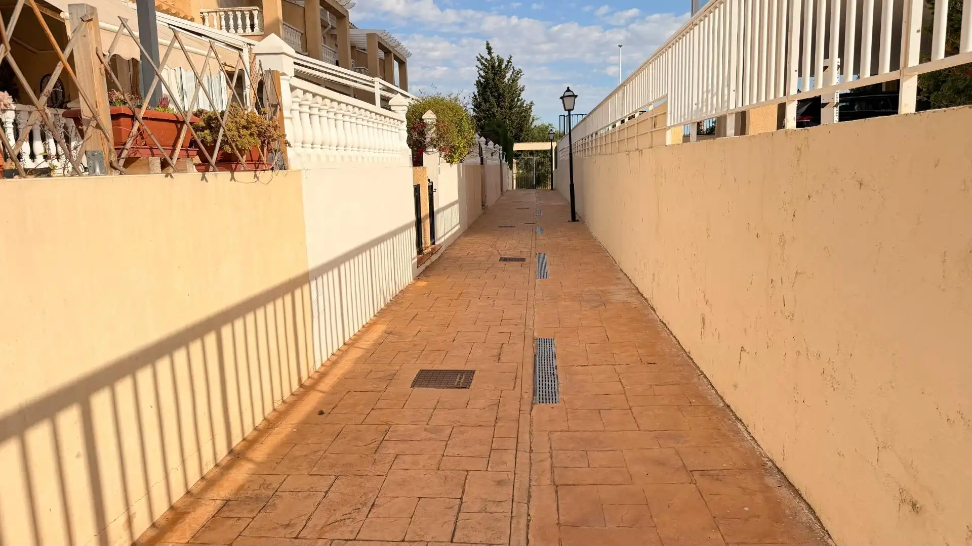 Vista exterior de Casa o xalet en venda en Santa Pola amb Jardí privat, Terrassa i Traster