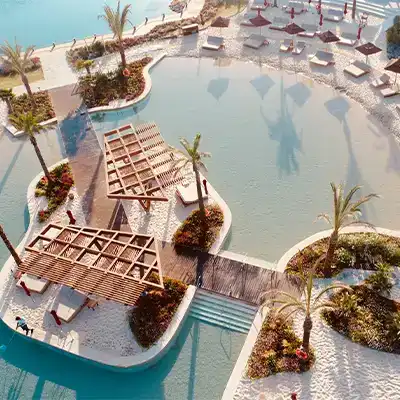 Schwimmbecken von Einfamilien-Reihenhaus zum Verkauf in Sotogrande mit Klimaanlage, Heizung und Privatgarten