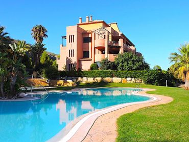 Appartement compact avec piscine à vendre à Golf Bahía