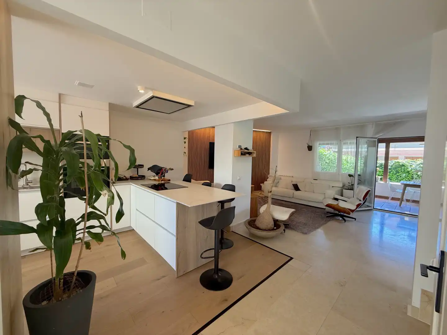 Sala d'estar de Casa adosada en venda en Club de Campo amb Aire condicionat, Calefacció i Jardí privat