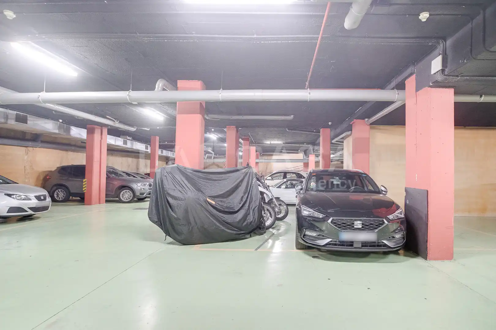 Parking de Piso en venta en Barcelona con Piscina