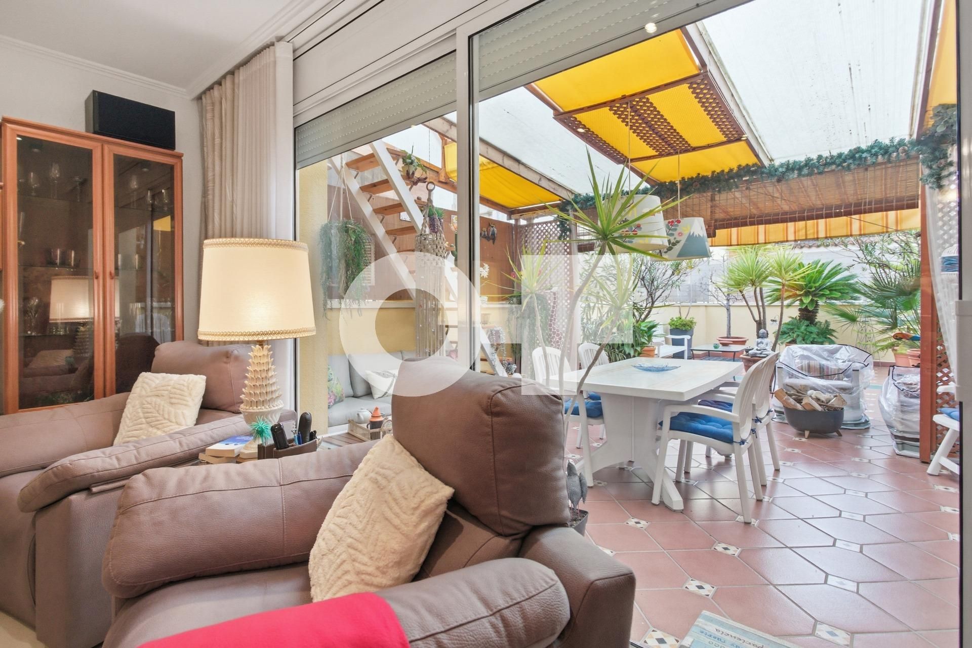 Sala d'estar de Casa adosada en venda en Sant Adrià de Besòs amb Aire condicionat, Terrassa i Traster