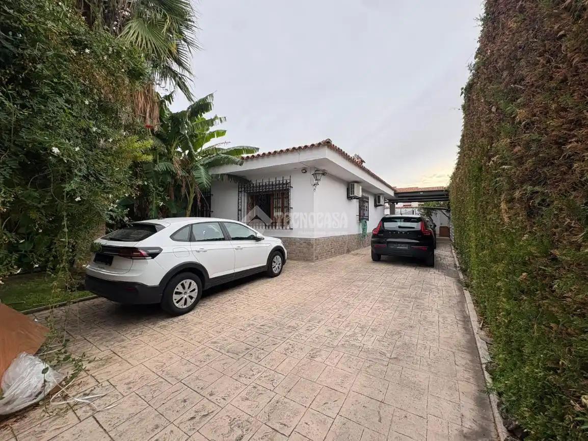 Vista exterior de Casa o xalet en venda en Espartinas Pueblo