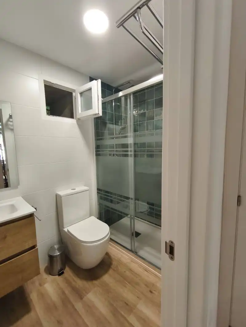 Badezimmer von Erdgeschoss zum Verkauf in Santander mit Privatgarten, Parkett und Möbliert