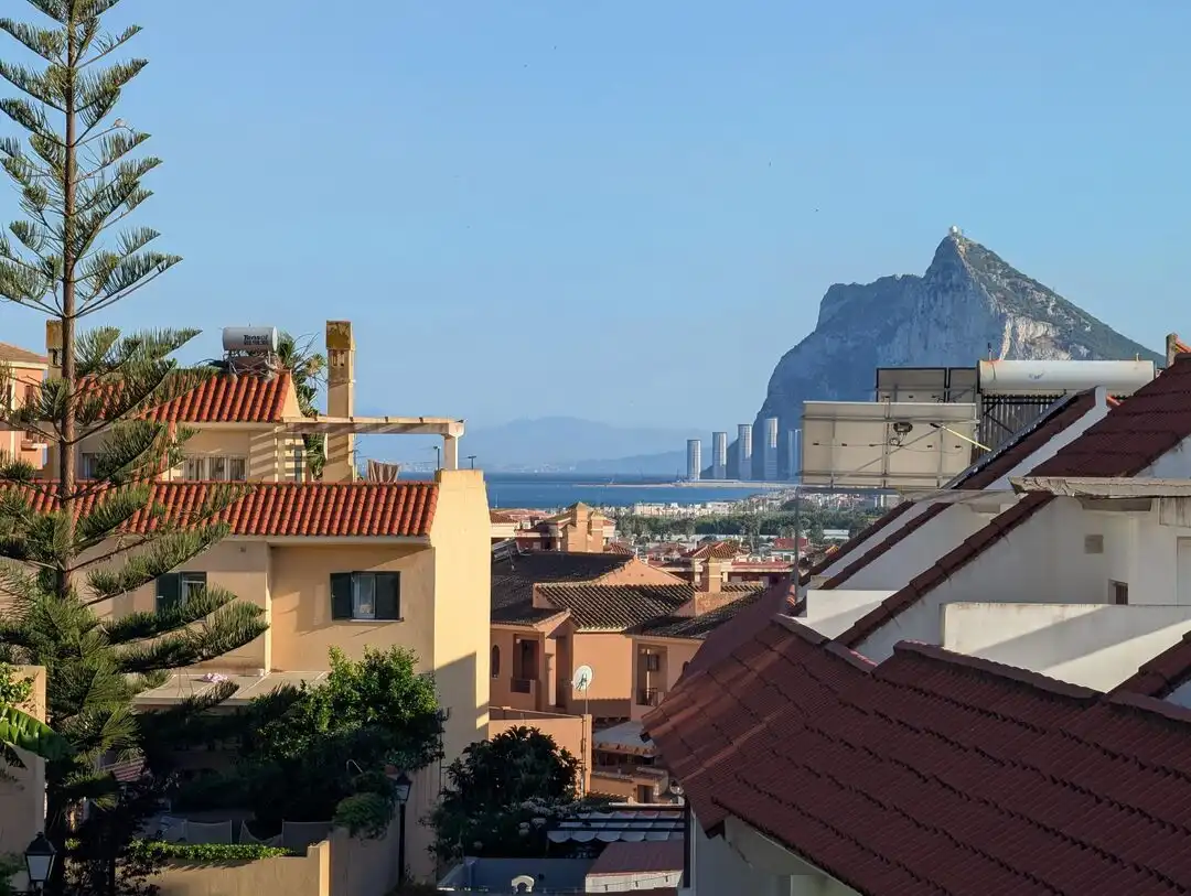Vista exterior de Casa adosada de alquiler en La Línea de la Concepción con Aire acondicionado, Calefacción y Jardín privado