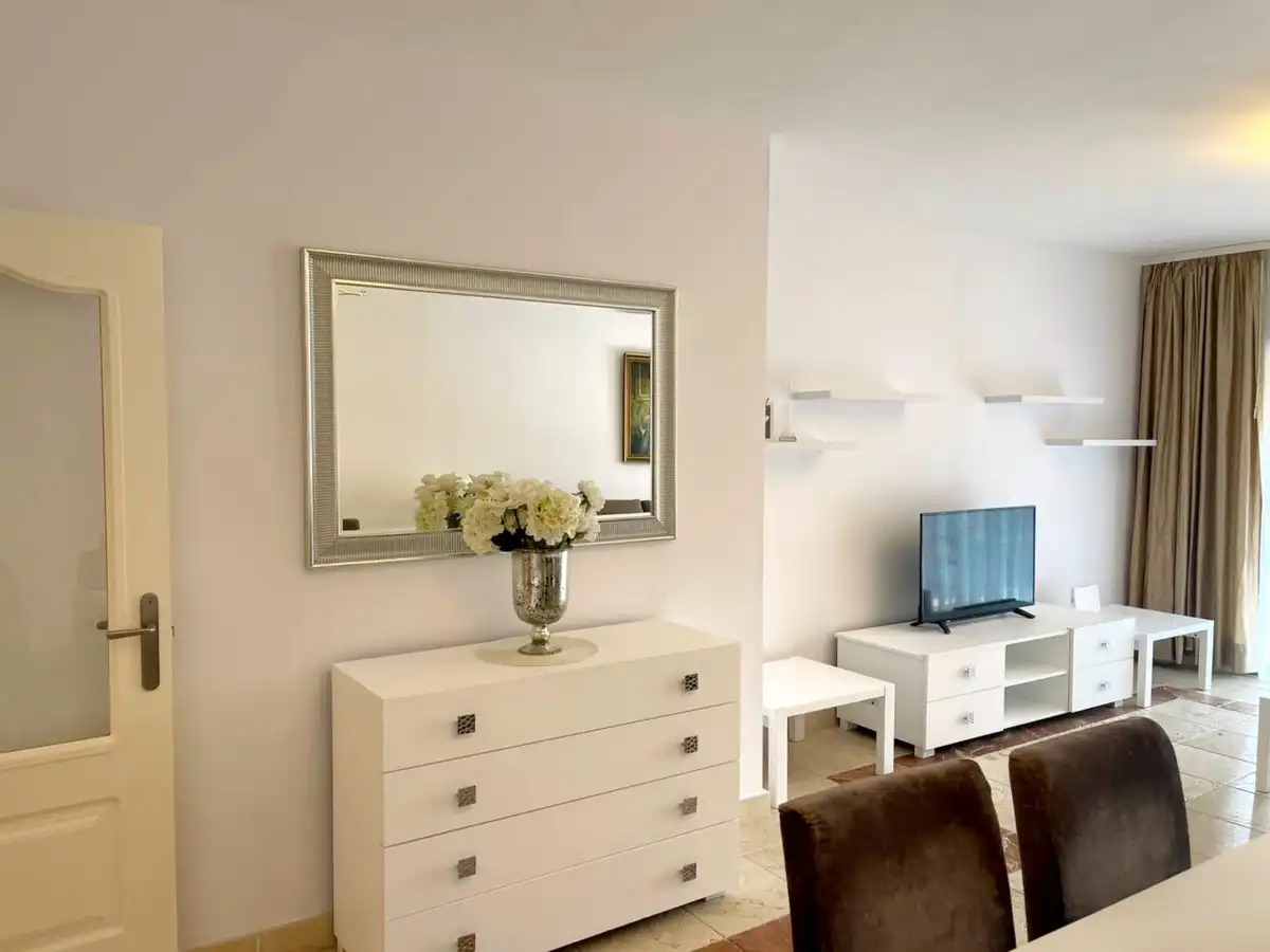 Dormitori de Apartament de lloguer en Estepona amb Aire condicionat, Terrassa i Moblat
