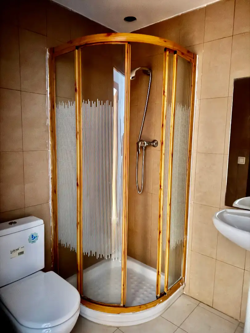 Badezimmer von Einfamilien-Reihenhaus zum Verkauf in Reus mit Parkett und Terrasse