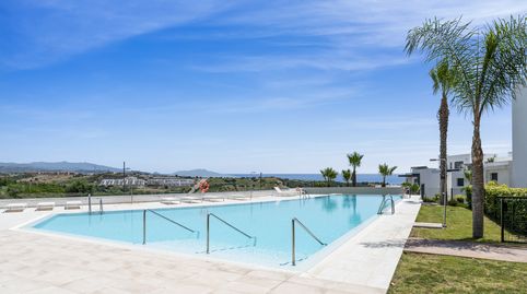 Apartamento contemporáneo con jardín, vistas parciales al mar y vistas al campo de golf de Estepona, imatge 2