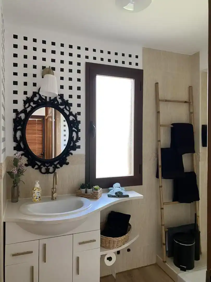 Badezimmer von Wohnung zur Miete in El Ronquillo mit Klimaanlage, Parkett und Möbliert