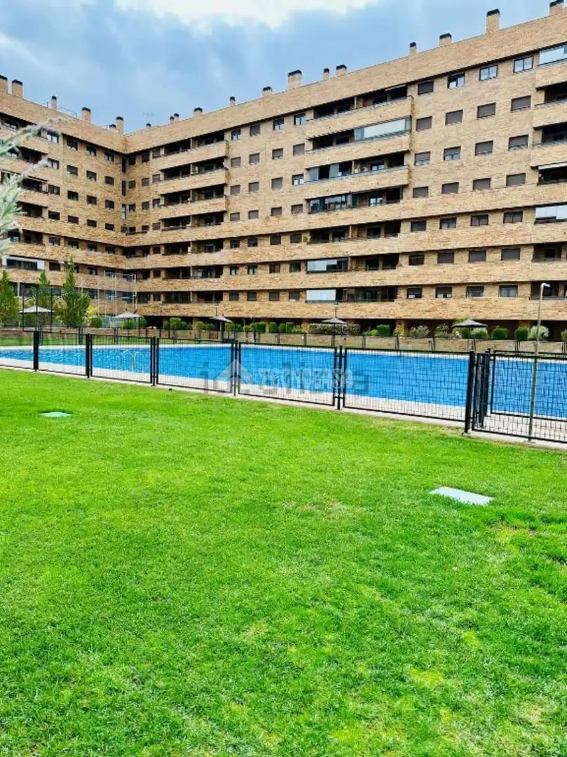 Piscina de Piso en venta en Seseña con Calefacción, Terraza y Piscina comunitaria