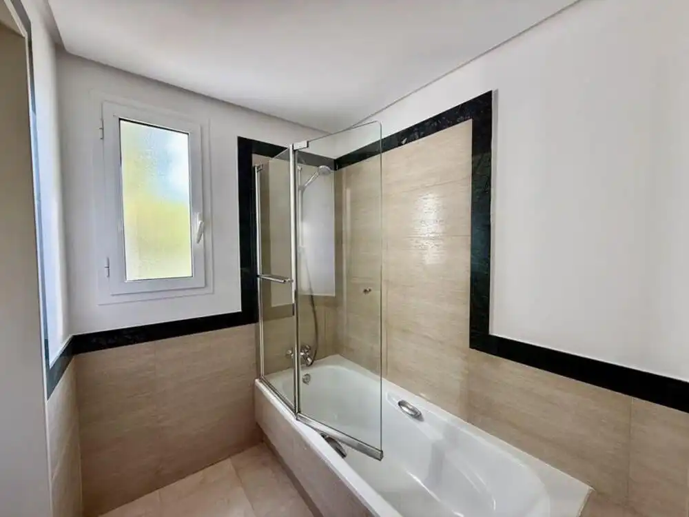 Badezimmer von Wohnungen zur Miete in Benahavís mit Klimaanlage, Terrasse und Abstellraum