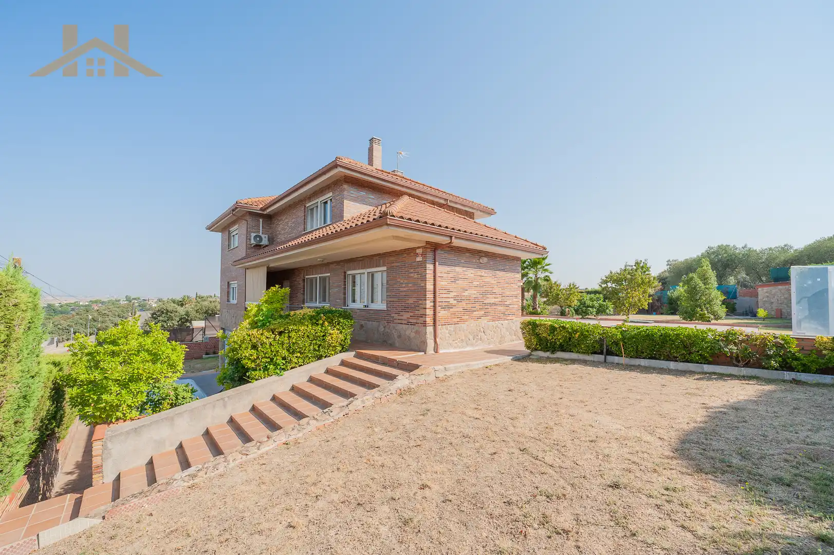 Vista exterior de Casa o xalet en venda en Arroyomolinos (Madrid) amb Aire condicionat, Calefacció i Jardí privat
