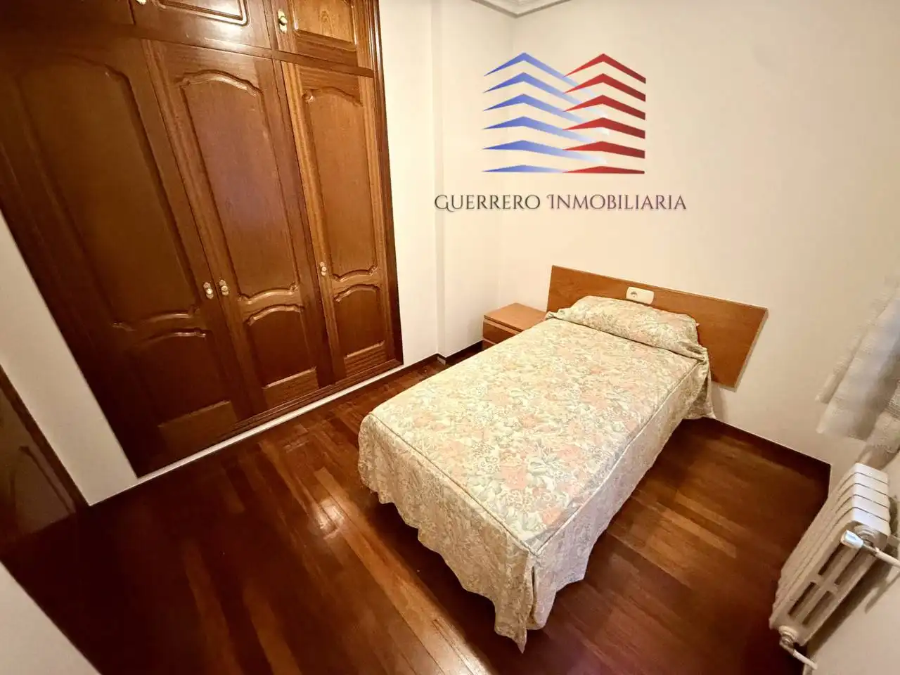 Habitación de Apartamento de alquiler en Ourense Capital  con Calefacción, Parquet y Trastero