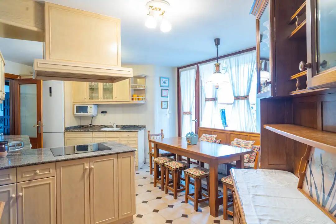 Cocina de Piso en venta en Cabezón de la Sal con Calefacción y Balcón