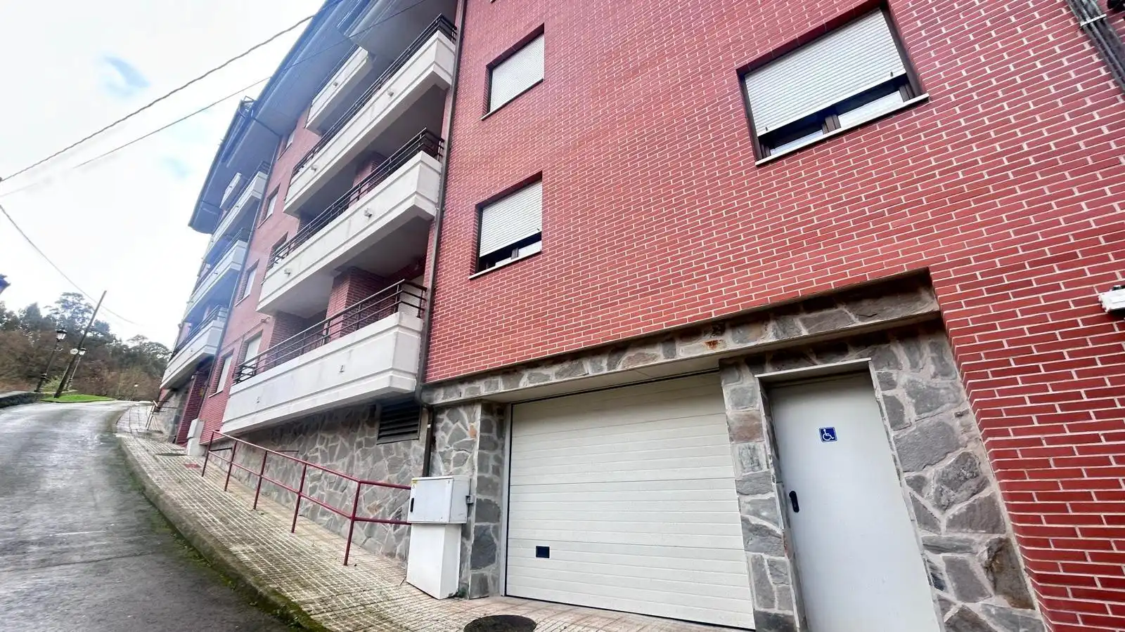 Außenansicht von Gebäude zum Verkauf in Limpias
