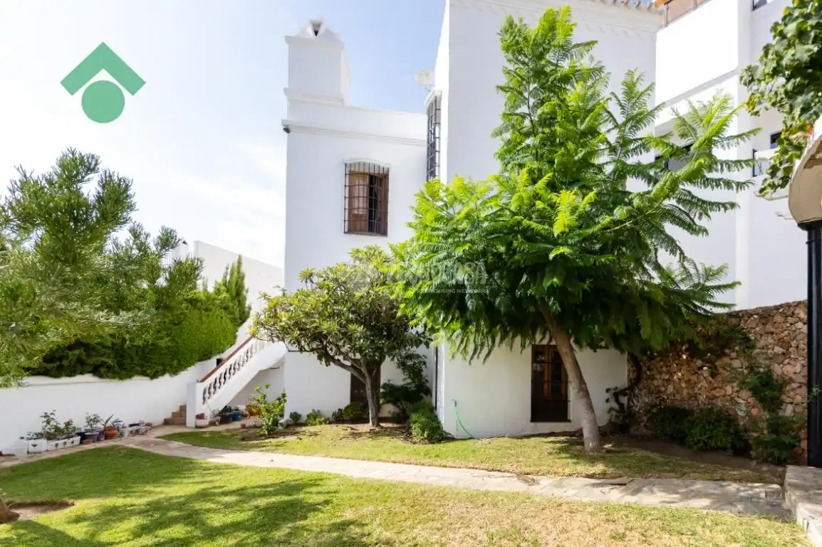 Vista exterior de Casa adosada en venta en Nerja con Jardín privado