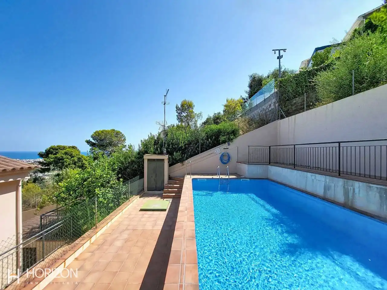 Piscina de Casa adosada en venta en Calafell con Aire acondicionado, Calefacción y Jardín privado