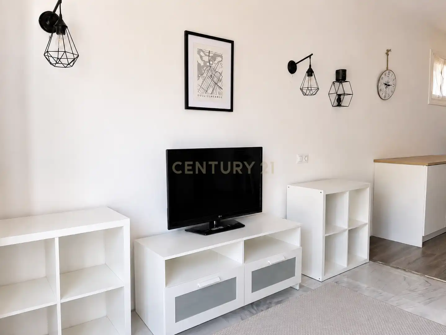 Sala d'estar de Apartament de lloguer en Benalmádena amb Aire condicionat, Jardí privat i Piscina