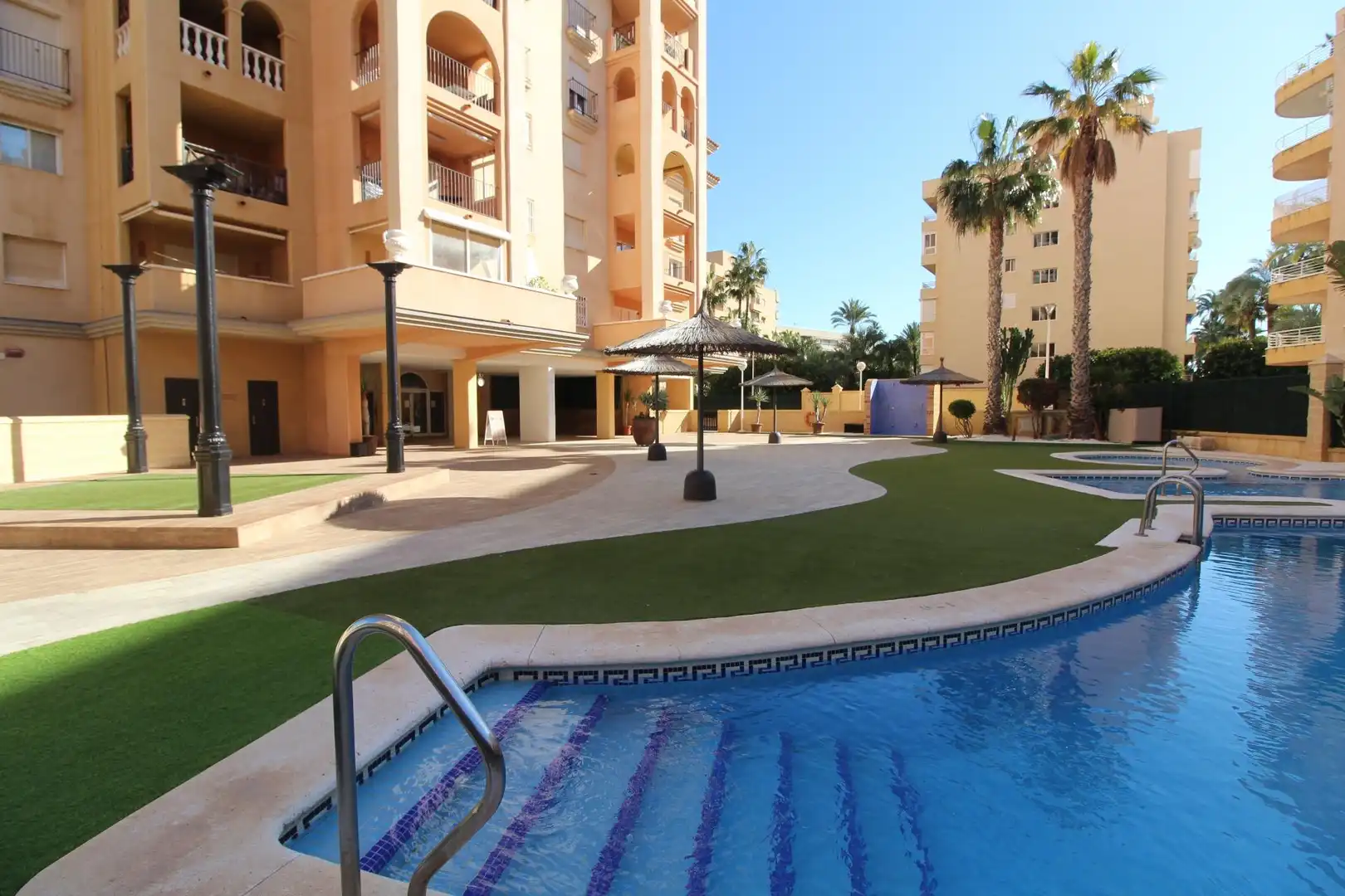 Piscina de Apartamento en venta en Torrevieja con Aire acondicionado, Terraza y Amueblado