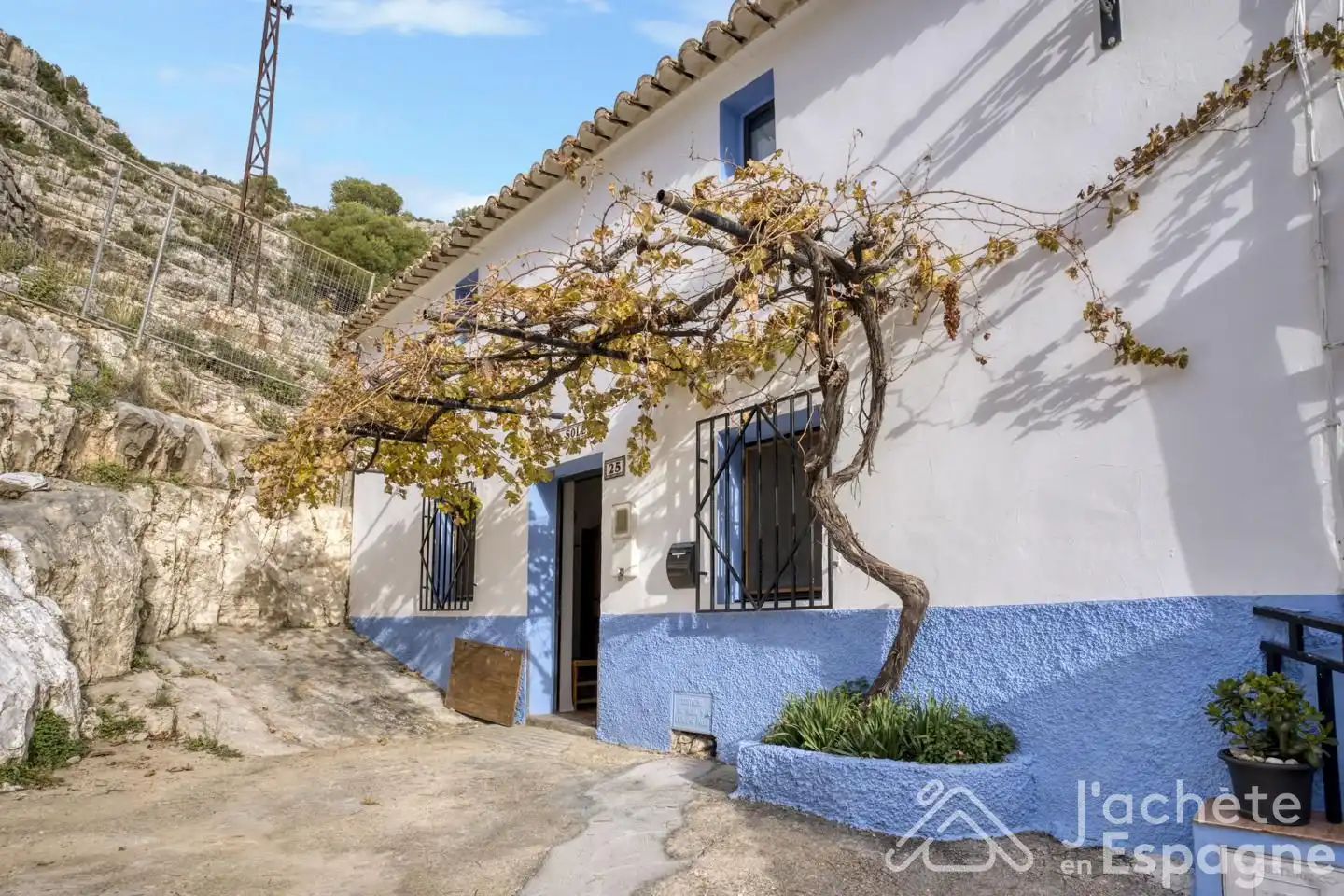 Vista exterior de Casa o xalet en venda en Cortes de Pallás amb Aire condicionat, Parquet i Moblat