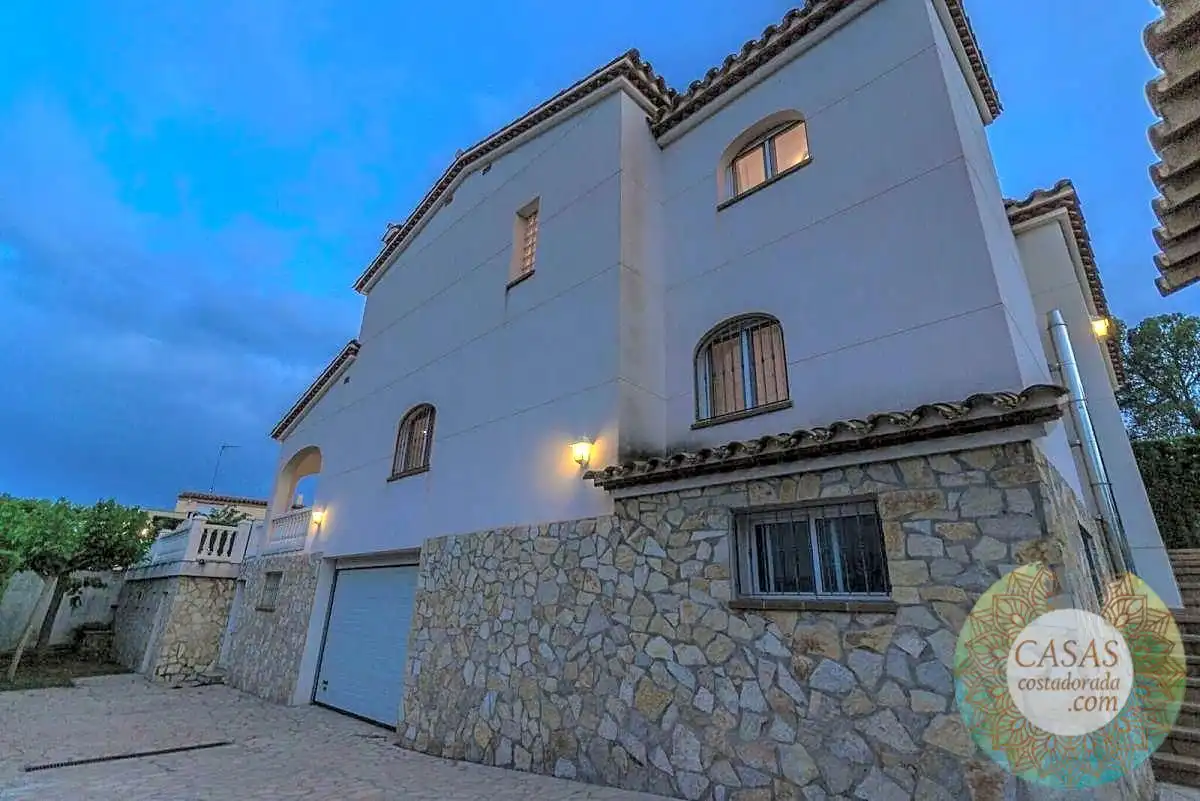 Vista exterior de Casa o xalet en venda en L'Ampolla amb Jardí privat, Terrassa i Piscina