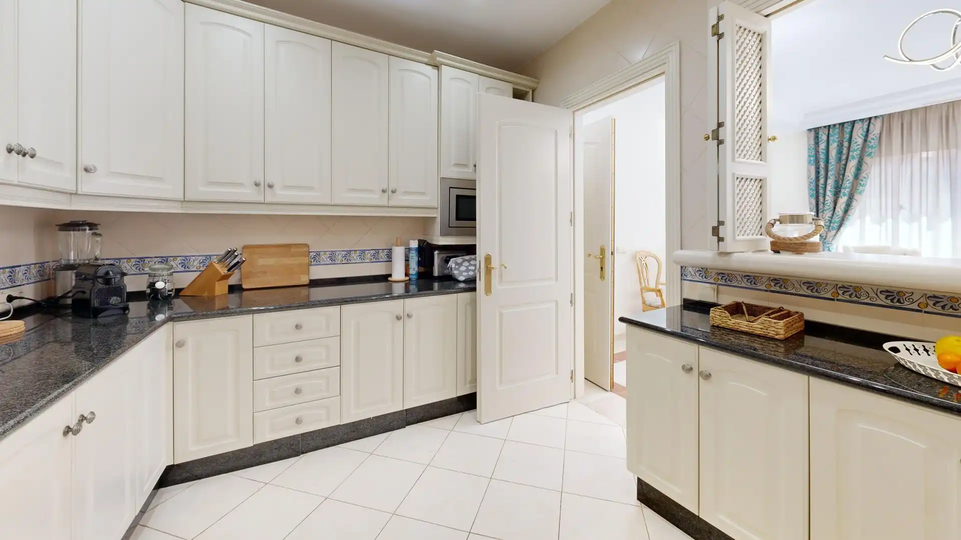 Küche von Wohnung zum Verkauf in Marbella mit Heizung, Privatgarten und Terrasse
