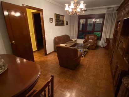 Sala d'estar de Pis en venda en San Martín del Rey Aurelio amb Parquet i Moblat