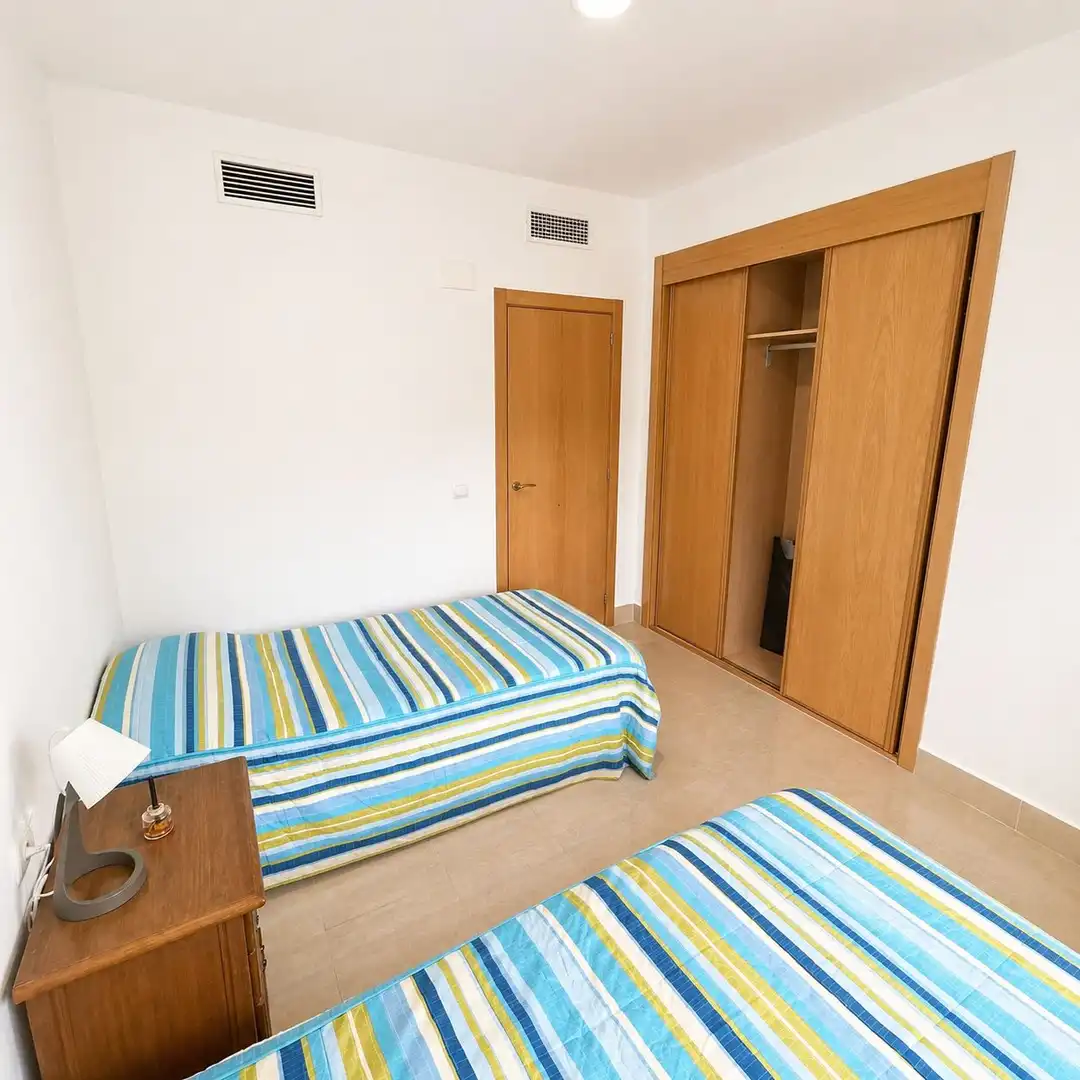 Dormitori de Apartament de lloguer en Marbella amb Aire condicionat, Calefacció i Jardí privat