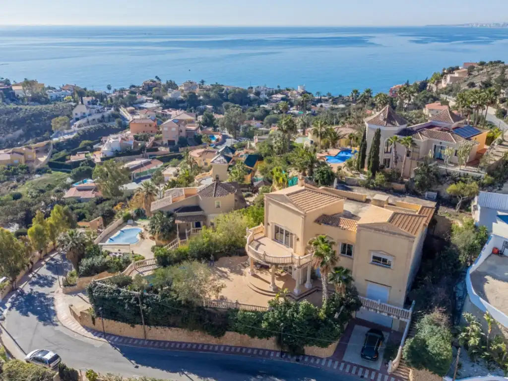 Vista exterior de Casa o xalet en venda en El Campello amb Terrassa i Piscina