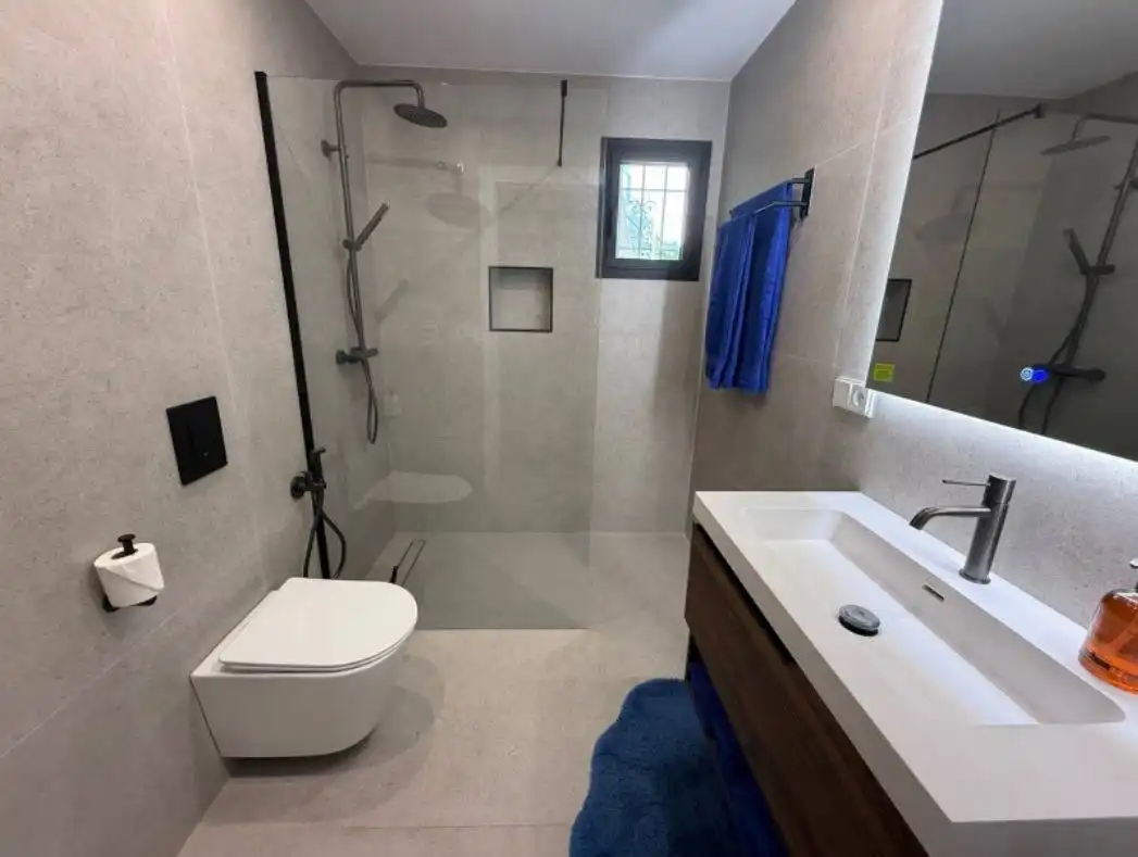Bany de Planta baixa en venda en Estepona amb Aire condicionat, Jardí privat i Terrassa