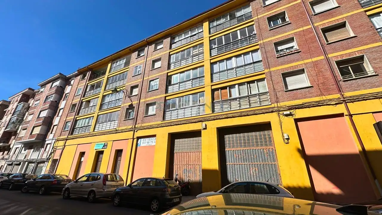 Außenansicht von Wohnung zum Verkauf in León Capital  mit Heizung, Terrasse und Möbliert