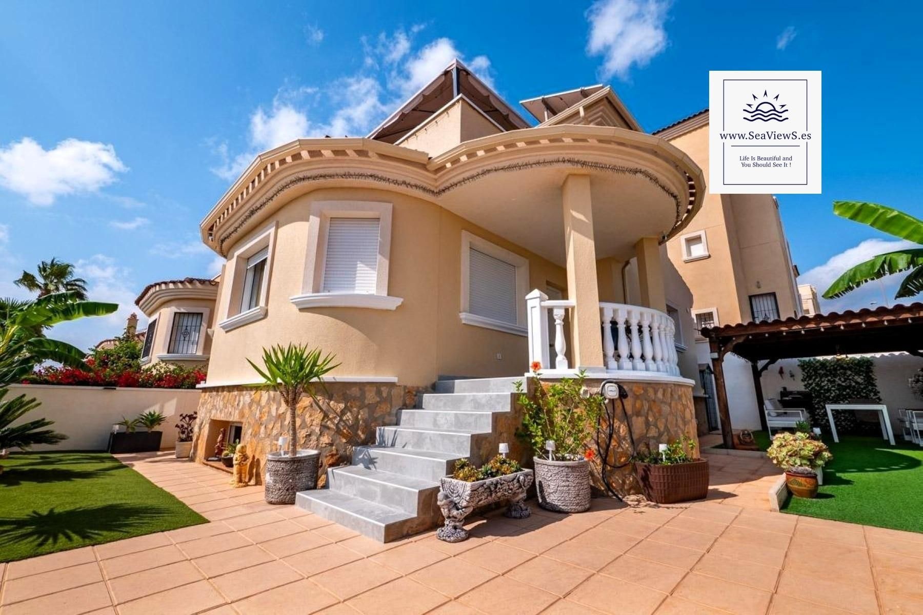 Vista exterior de Casa o xalet en venda en San Miguel de Salinas amb Aire condicionat, Jardí privat i Terrassa