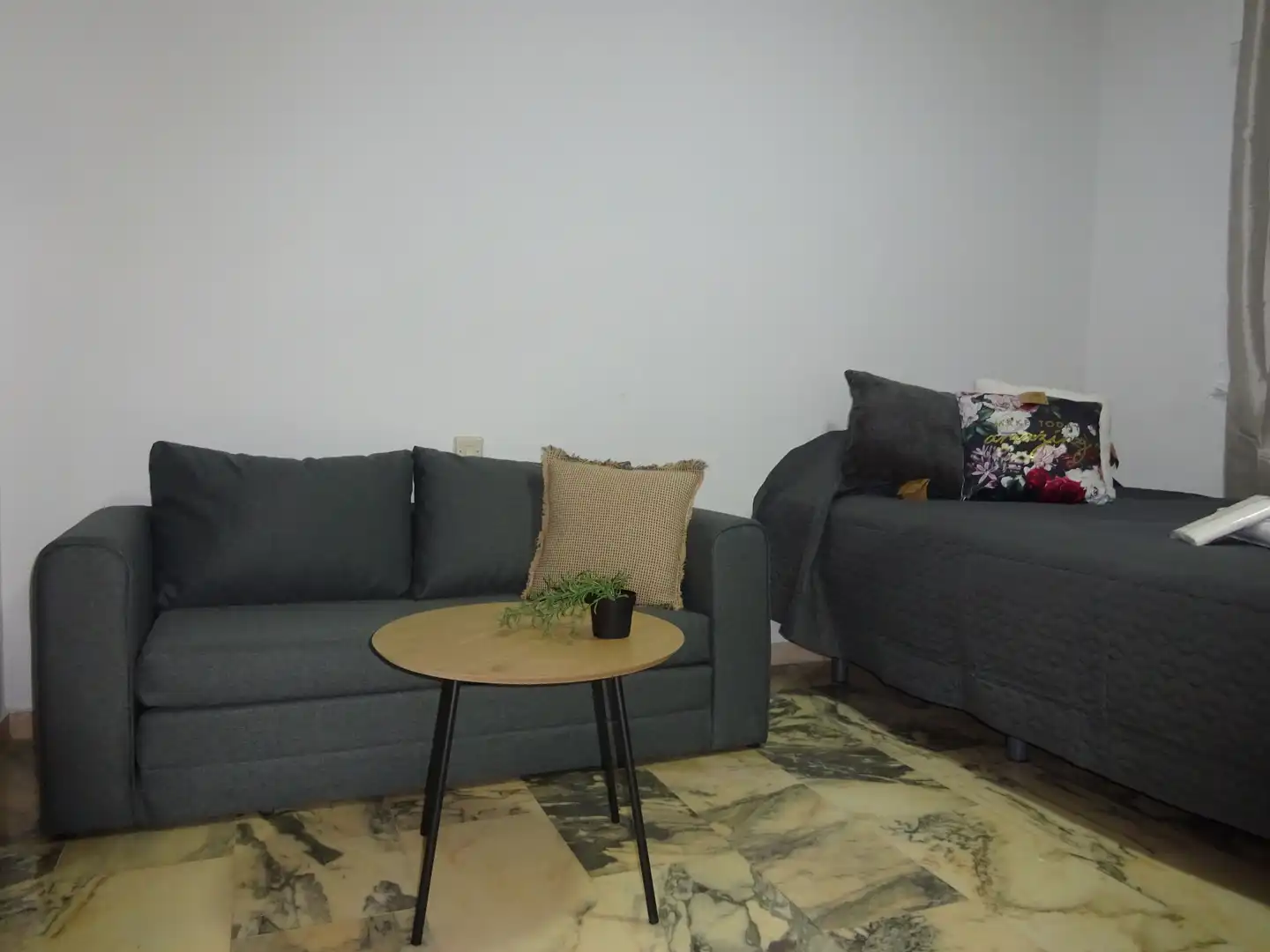 Living room of Study for rent in Sevilla  with Air Conditioner, Heating and Washing machine