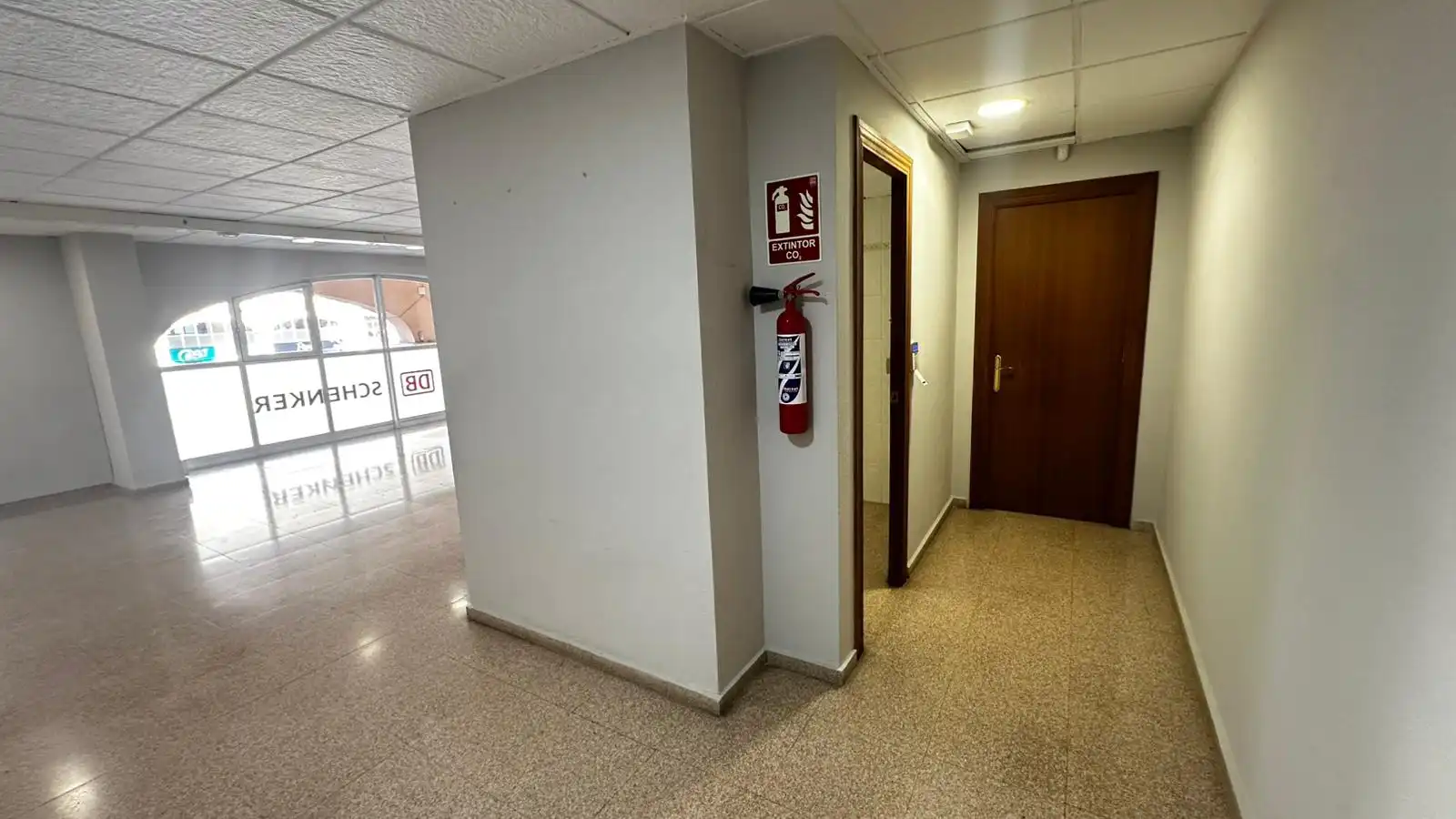 Office for rent in Sax  with Air Conditioner
