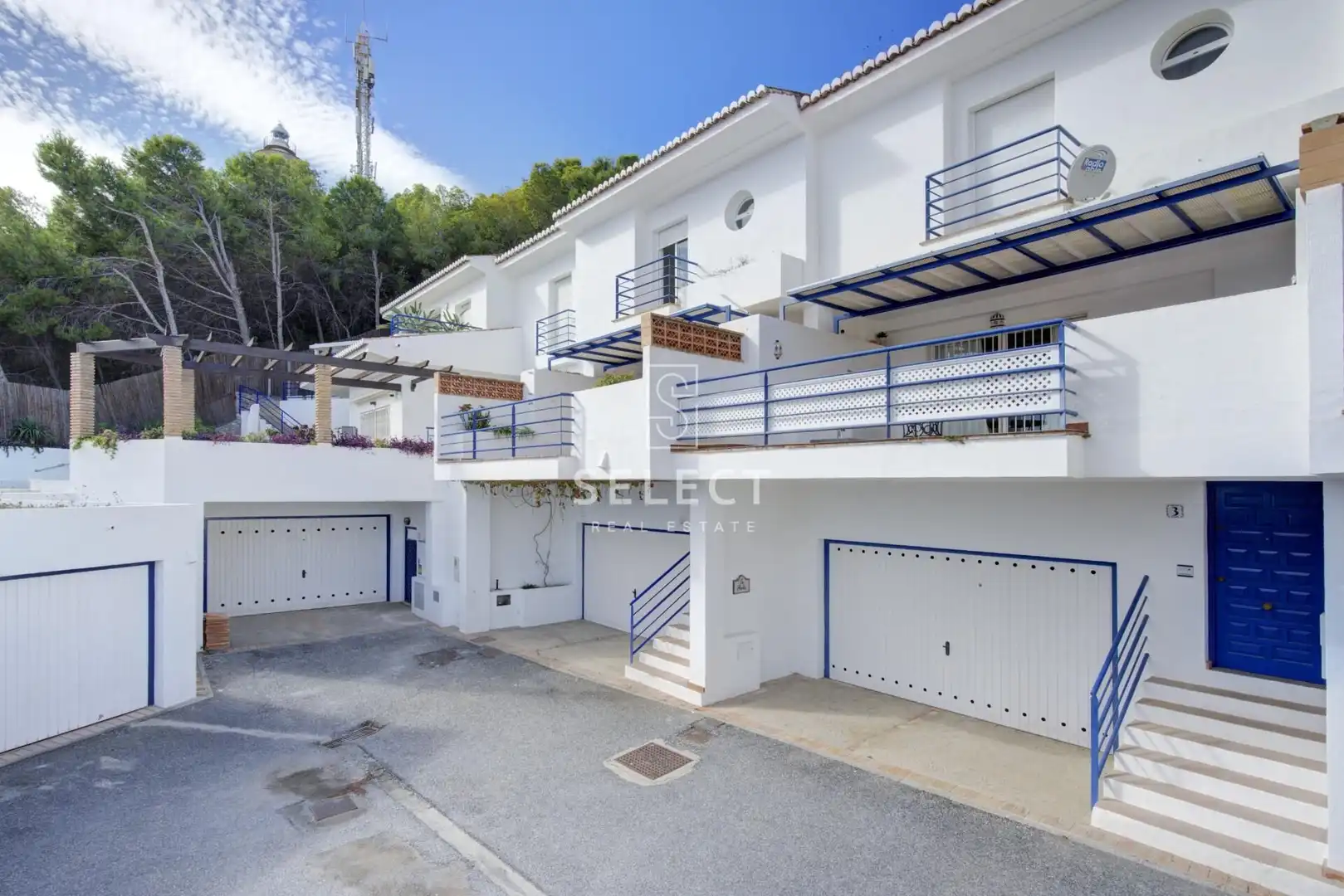 Vista exterior de Casa adosada en venda en Almuñécar amb Terrassa, Balcó i Piscina comunitària