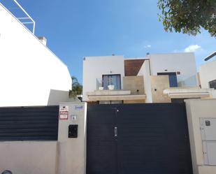 Vista exterior de Casa o xalet en venda en San Pedro del Pinatar amb Aire condicionat, Terrassa i Piscina