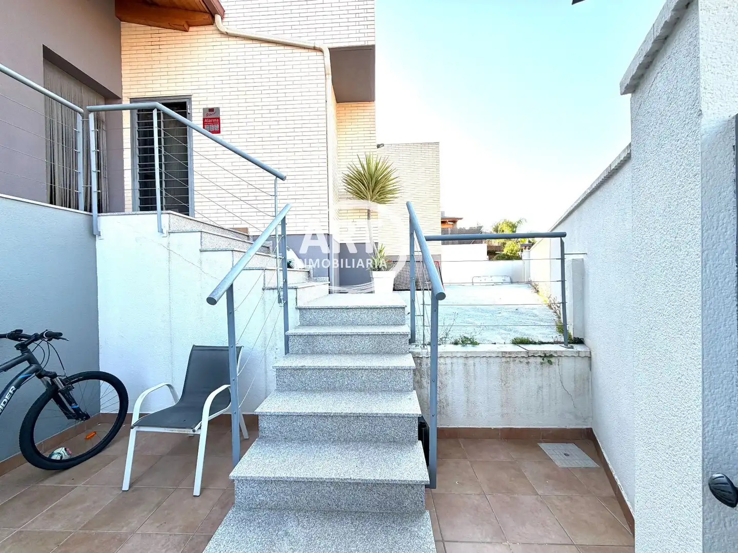 Terrassa de Casa o xalet en venda en La Pobla de Vallbona amb Aire condicionat, Calefacció i Jardí privat