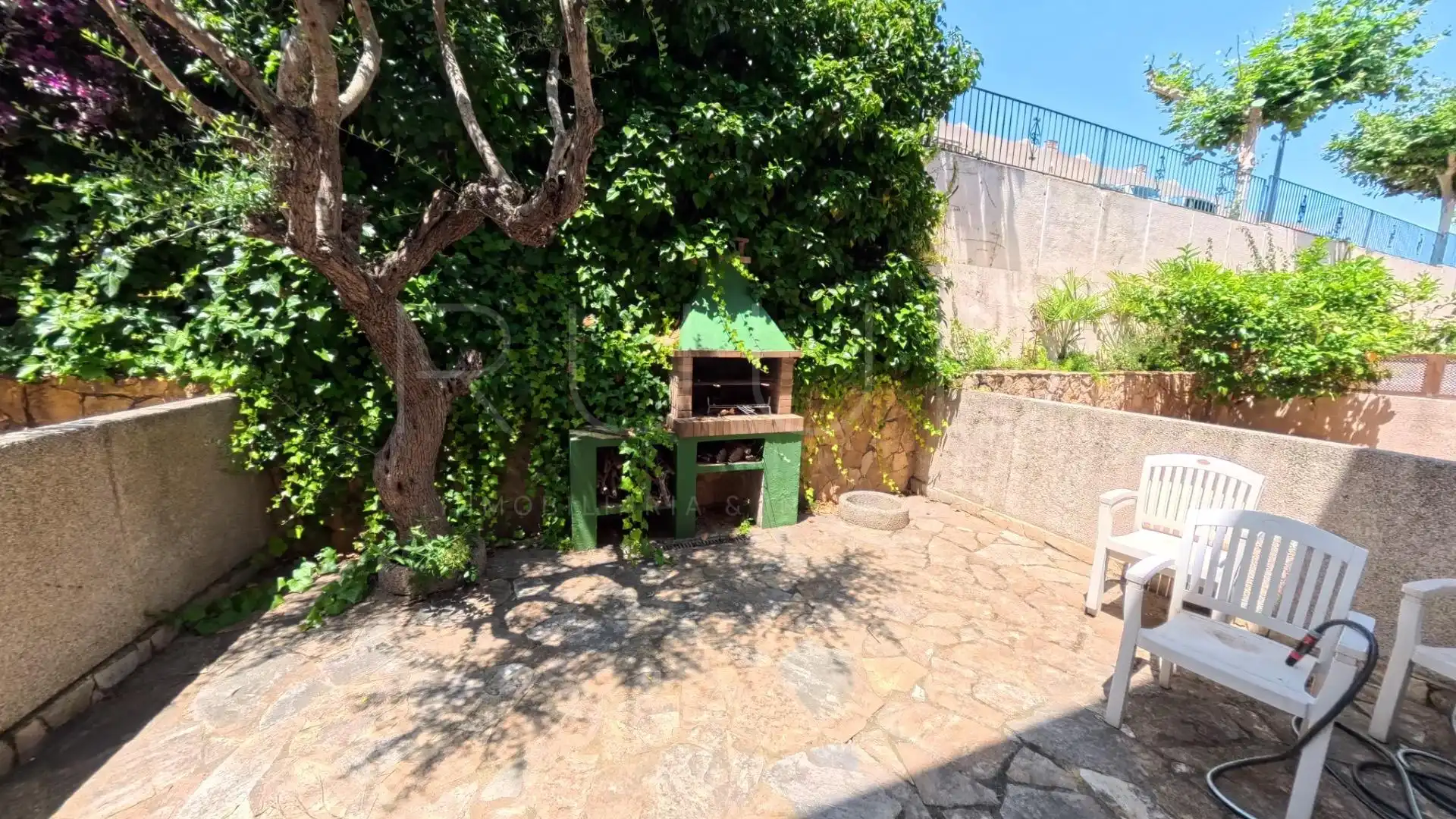 Garten von Einfamilien-Reihenhaus zur Miete in Sant Feliu de Guíxols mit Klimaanlage, Heizung und Privatgarten