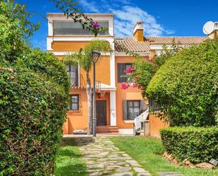 Vista exterior de Casa adosada en venda en Marbella amb Aire condicionat, Calefacció i Jardí privat
