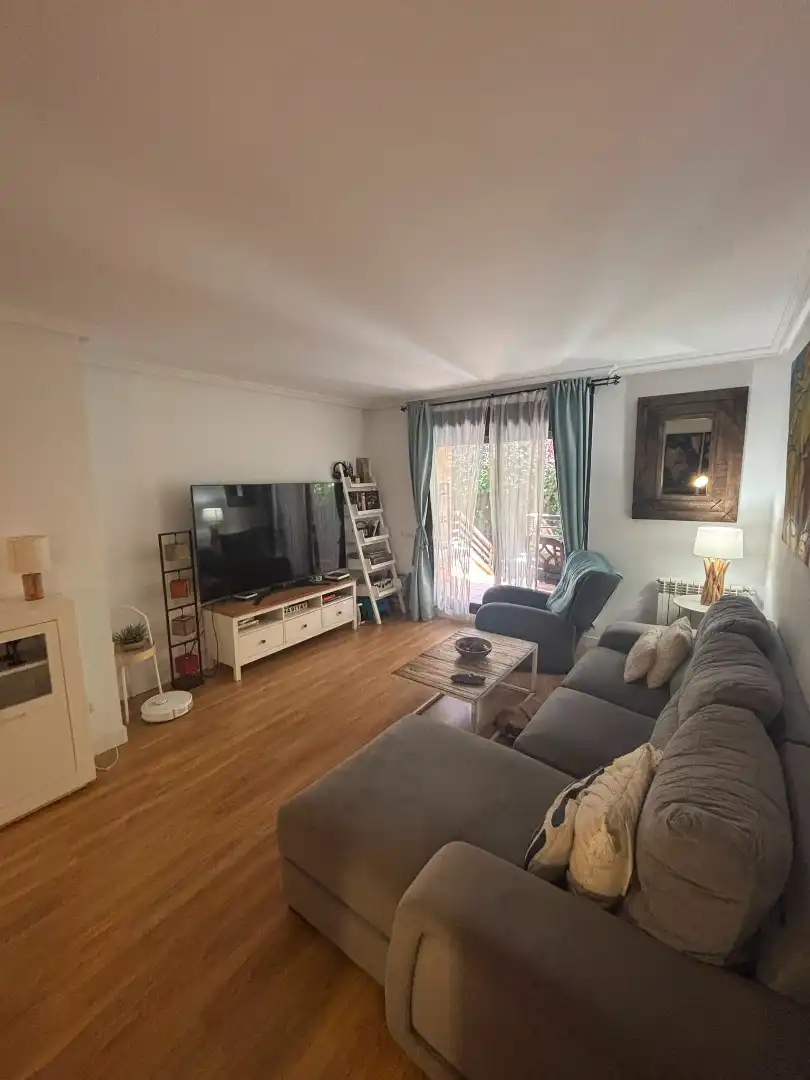 Sala de estar de Planta baja en venta en Las Rozas de Madrid con Calefacción, Trastero y Piscina comunitaria