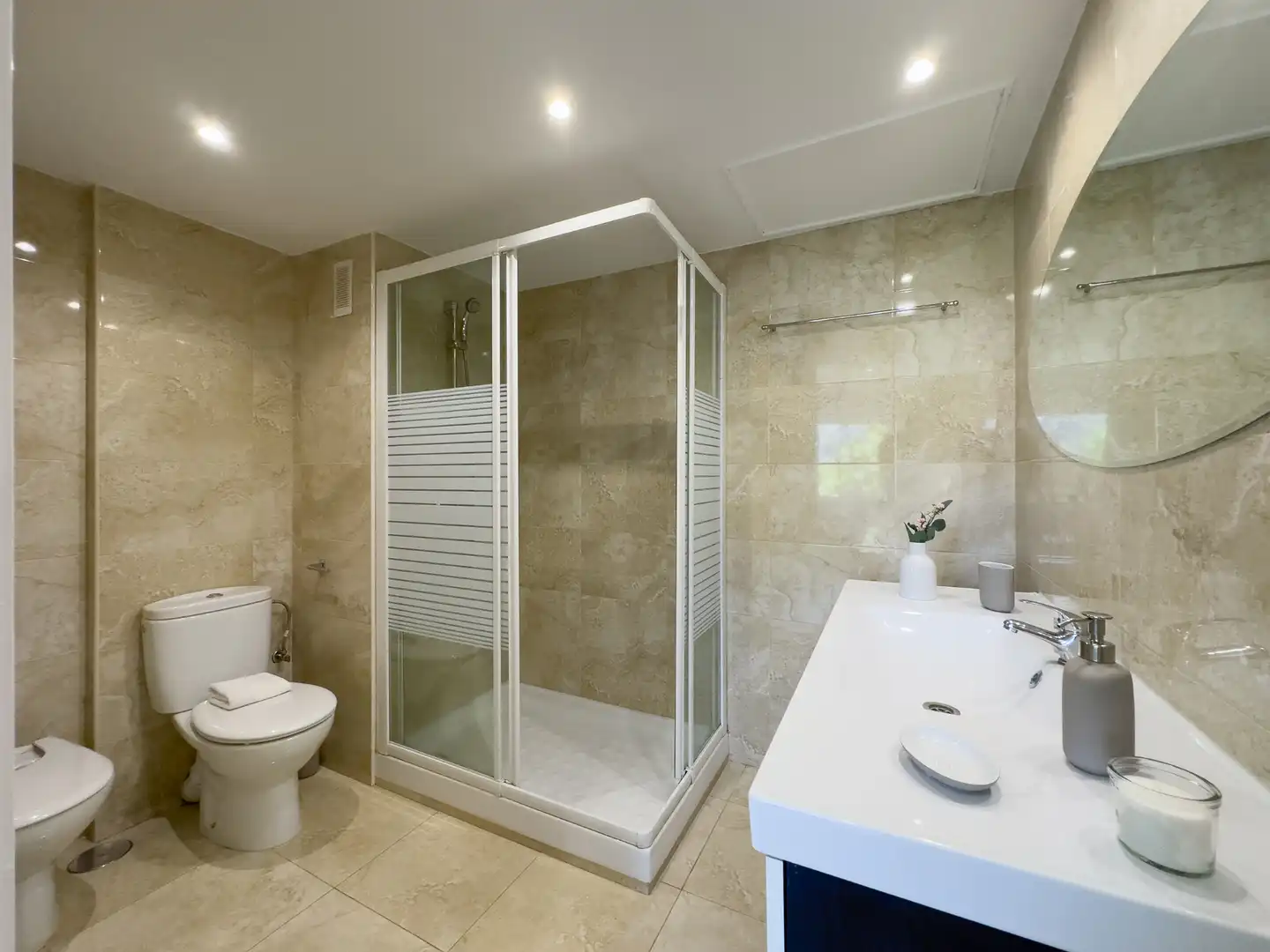 Bathroom of Apartments for rent in Madrid  with Air Conditioner, Heating and Furnished