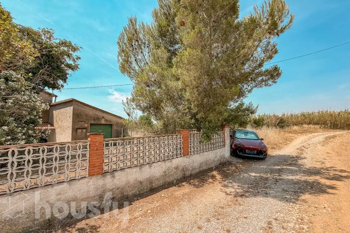 Außenansicht von Haus oder Chalet zum Verkauf in Torrelavit mit Privatgarten, Terrasse und Balkon