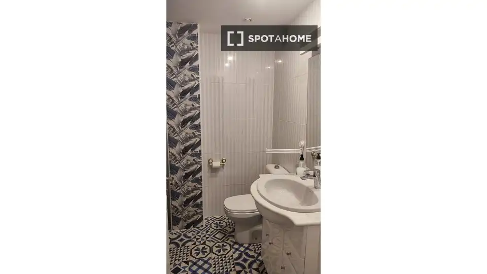 Bathroom of Flat for share in Málaga  with Air Conditioner, Terrace and Furnished
