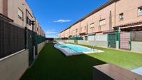 Piscina de Casa adosada en venda en La Pobla de Vallbona amb Aire condicionat, Calefacció i Jardí privat