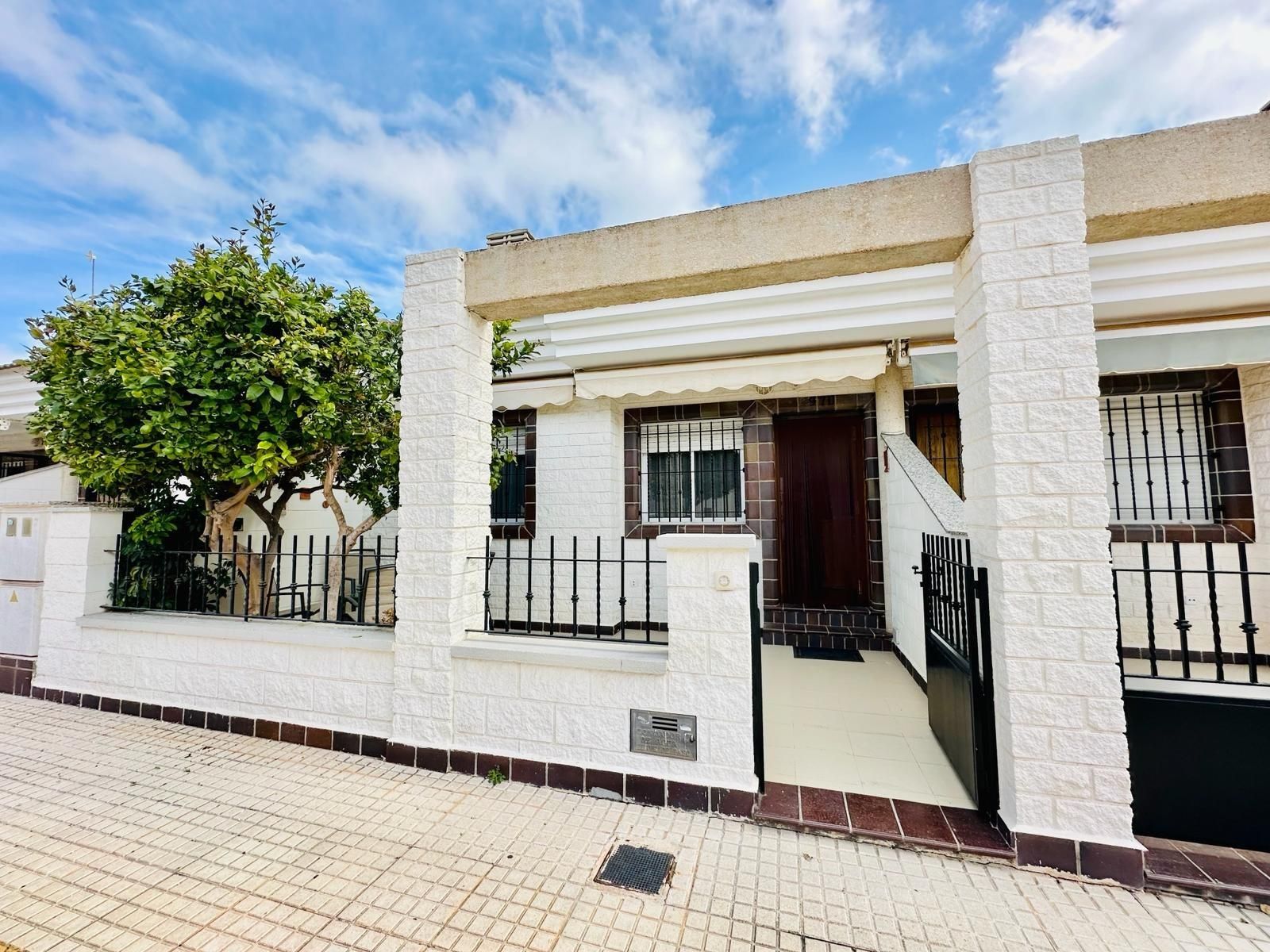 Exterior view of Single-family semi-detached for sale in Pilar de la Horadada  with Air Conditioner and Terrace